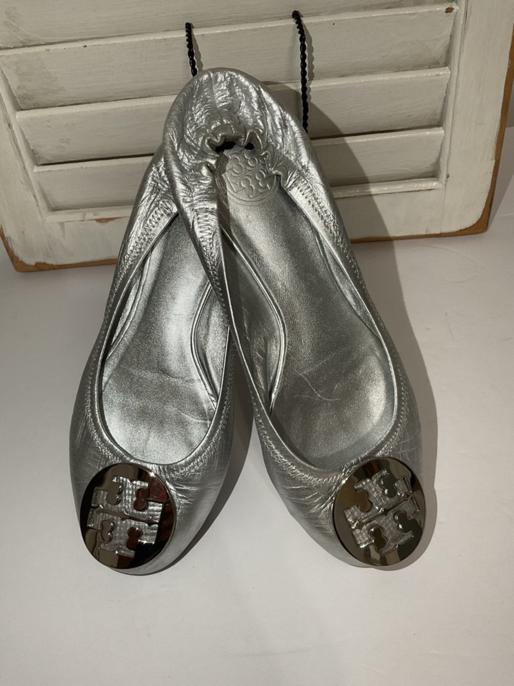Tory Burch Reva Metallic Silver Logo Round-Toe Ballet Flats Size 6